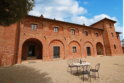 Caratteristico casale con piscina 
a Montepul...