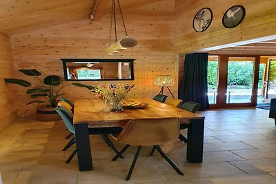 Luxuriöse Waldvilla aus Holz