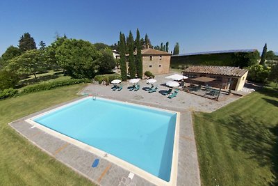 Ampia casa colonica con piscina a Cortona