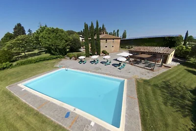 Geräumiger Bauernhof mit Swimmingpool in...