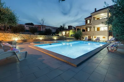 Spaziosa casa vacanze con piscina a Rasanze