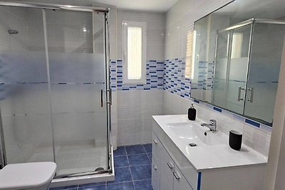 Spaziosa casa vacanze con piscina in comune