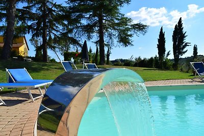 Moderna casa vacanze a Vinci con piscina