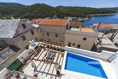 Beeindruckende Villa mit Pool in Povlja