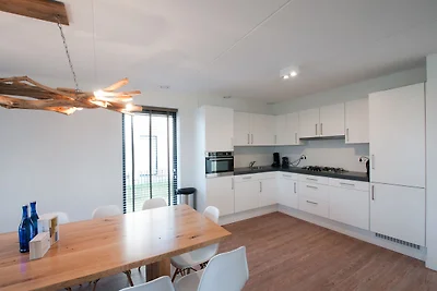 Moderne Lodge mit Kombi-Mikrowelle