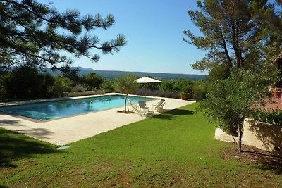 Villa con grande piscina e vista unica