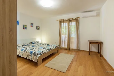 Geräumige Ferienwohnung mit Garten in Zadar