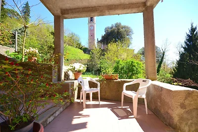 Ferienhaus auf einem Hügel mit Balkon