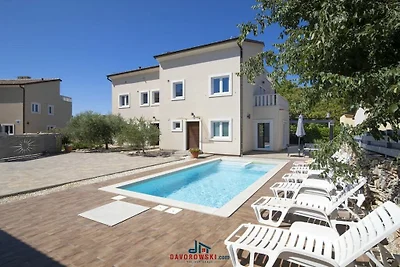 Villa in Premantura mit Schwimmbecken