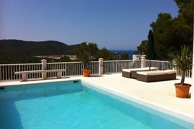 Villa in Cala Tarida mit Swimmingpool