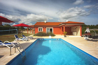 Villa con piscina a 1 km dalla spiaggia