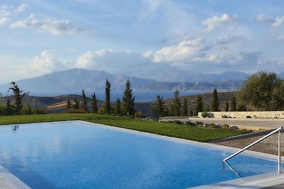 Schöne Villa mit großem Pool und Meerblick