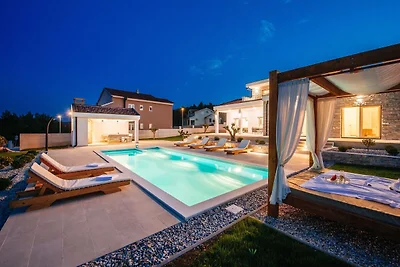 Villa con piscina privata e giardino
