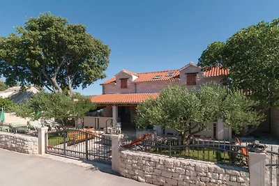 Peaceful Island Haven with Pool, BBQ & Games ...