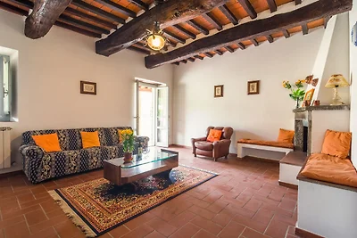 Agriturismo moderno a Bucine con piscina