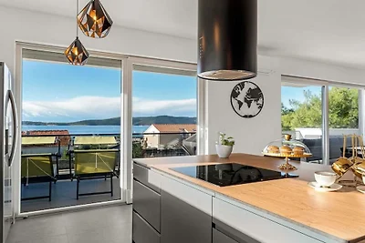 Wohnung in Šibenik-Brodarica mit Balkon