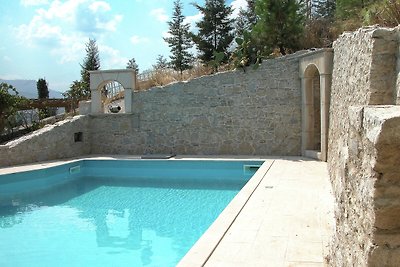 Luxuriöse Villa mit Swimmingpool in Malades...