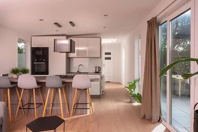 Modernes Ferienhaus mit hölzernem Whirlpool