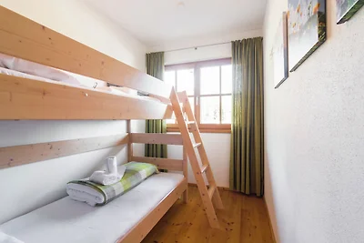 Ferienhaus mit verschneitem Blick