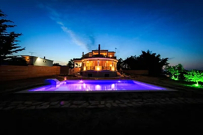 Villa di lusso con piscina a Kalpaki