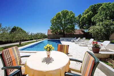 Moderna casa vacanze con piscina a Kakma