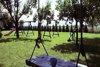 Backsteinhaus mit Garten und Spielplatz