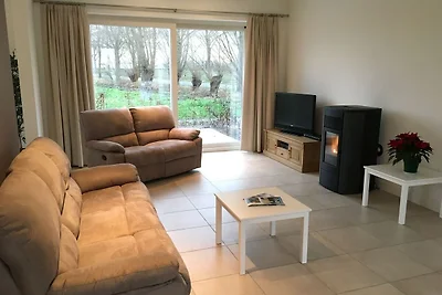 Geräumiges Ferienhaus in Sint-Amands mit...