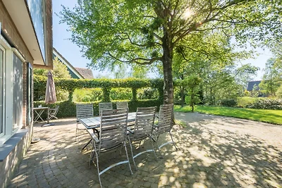 Strohgedeckte Villa mit Geschirrspüler in ein...