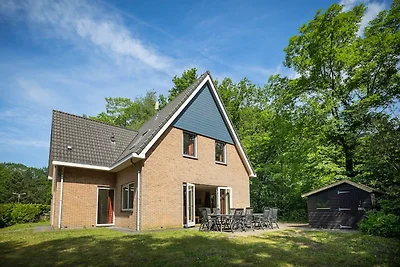 Ruime bungalow in het bos met sauna