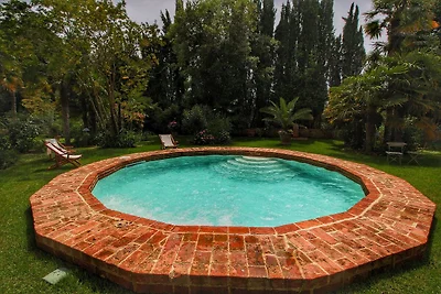 Villa con piscina e campo da tennis