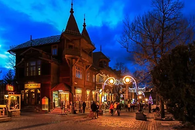 Ein großes Haus im Bergstil mit Spa-Bereich