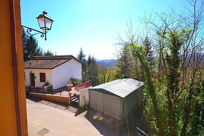 Ferienhaus auf einem Hügel mit Balkon