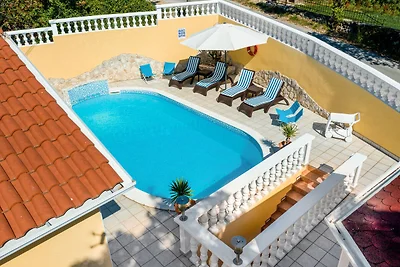 Villa in Ripenda Kras mit Pool und Sauna