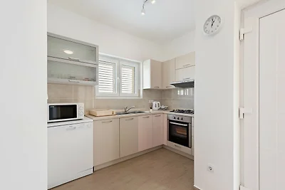 Simplistic Apartment in Neviđane mit Balkon