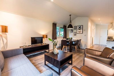 Modernes Chalet mit Geschirrspüler inmitten d...