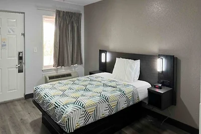 1 Queen Bed | ADA/Tub, Non-Smoking