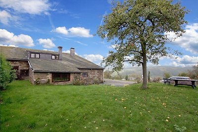 Casa colonica situata ai margini del bosco