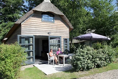 Lussuoso cottage con tetto in paglia tra le d...