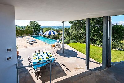 Moderne Villa in Cisternino mit Swimmingpool