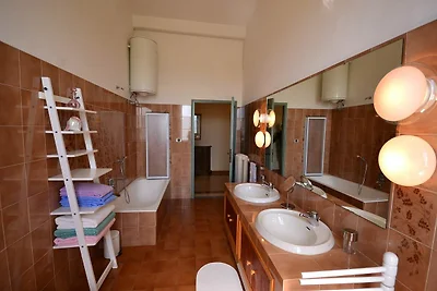 Una parte di una bella villa con vista