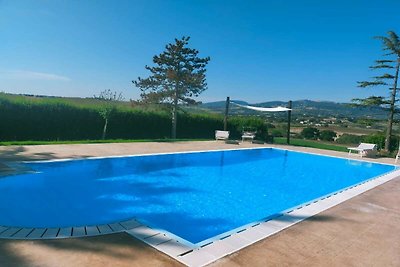 Spaziosa country house con piscina