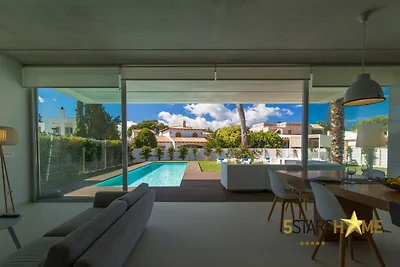 Villa am Meer mit Swimmingpool