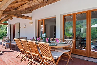 Villa di classe con piscina privata a...