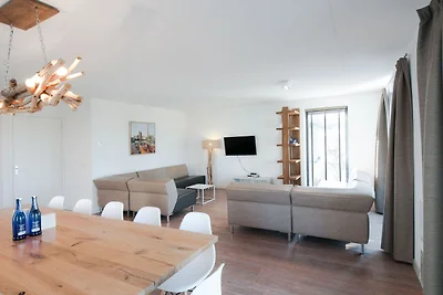 Moderne Lodge mit Kombi-Mikrowelle