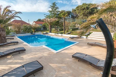 Malerisch gelegenes Ferienhaus in Bibinje in...