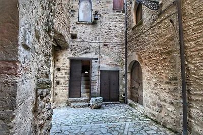 Castello in stile medievale con piscina in...