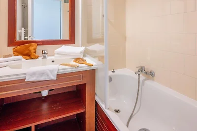 8-Person Scenic Landes Forest Apartment