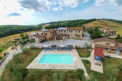 Casale d'epoca con piscina a Asciano