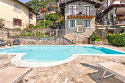 Moderna casa vacanze con piscina a Gravedona