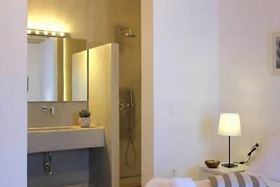 Hell gestaltete Villa mit Pool